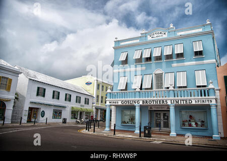 Hamilton, Bermudes - Mars 20, 2016 : architecture et tournant de la rue. Architecture maisons on city street sur ciel nuageux. Architecture de paysage urbain . Architecture et structure. Où est-il. Banque D'Images