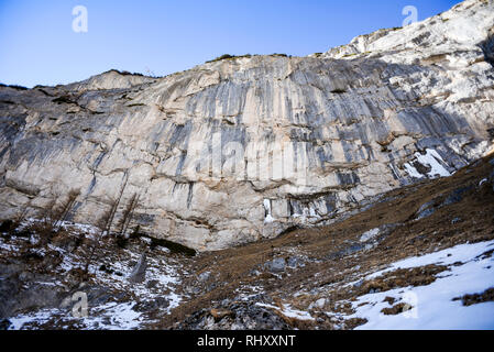 Un rocher dans le Dolomites italiennes. Banque D'Images