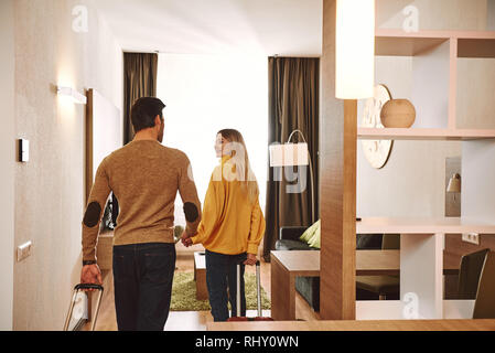 Temprorary appartement. Contrôle de couple dans leur appartement de vacances, se tenant la main et heureux d'être en vacances et de miel Banque D'Images