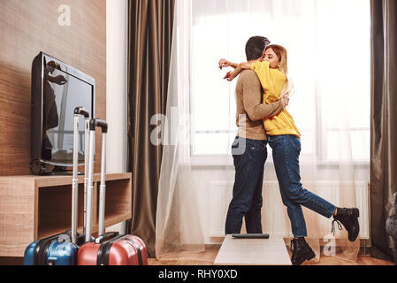 Jorney romantique. Couple kissing in location appartement en voyage. Banque D'Images