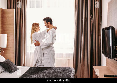 Un voyage incroyable. Jeune couple voyager ensemble chambre d'hôtel de loisirs. Les jeunes amoureux à chambre d'hôtel, les moments romantiques Banque D'Images