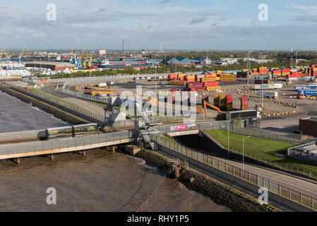 KINGSTON Upon Hull, Angleterre, Royaume-Uni - Mai 6, 2015 : les camions arrivent au Royaume-Uni à partir de la gare maritime à la mer du Nord, de la gare maritime de King George Dock, Banque D'Images