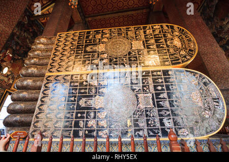 Les croyances dans les symboles auspicieux 108 dans le Bouddha de l'empreinte le Bouddha couché de Wat Pho, venait d'écritures anciennes du Sri Lanka. Thaïlande Banque D'Images