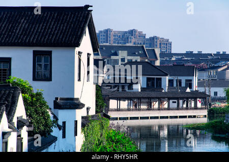 Les bâtiments blancs de l'eau Luzhi Town dans la zone panoramique de Wuzhong Chine au coucher du soleil en fin d'après-midi. Banque D'Images