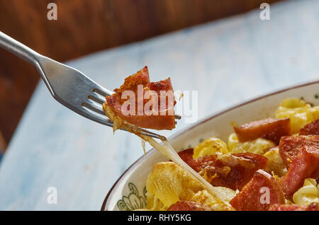 Macaroni au fromage Andouille maison close up Banque D'Images