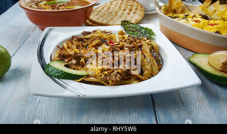 Tex Mex Boeuf Chou opé avec poêle mexicain épicé, mélange de fromages traditionnels, une cuisine tex-mex plats assortis, vue du dessus. Banque D'Images