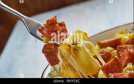 Macaroni au fromage Andouille maison close up Banque D'Images