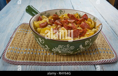 Macaroni au fromage Andouille maison close up Banque D'Images