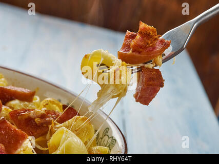 Macaroni au fromage Andouille maison close up Banque D'Images