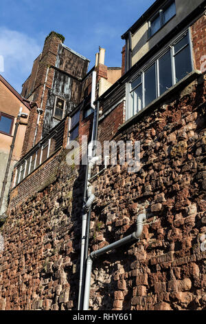 L'Exeter city wall romain.Bâtiments construits sur la porte de l'ouest une muraille romaine construite autour d'Exeter, Banque D'Images