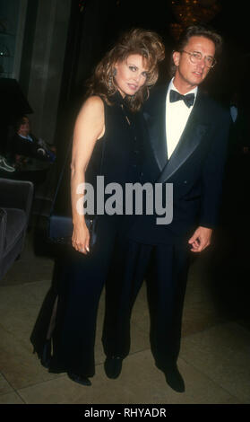 Los Angeles, CA - 10 décembre : L'actrice Raquel Welch et ami Robert Moore assister le BAFTA/LA quatrième édition annuelle du Prix Brittania hommage à Martin Scorsese le 10 décembre 1993, à l'hôtel Beverly Hilton à Beverly Hills, Californie. Photo de Barry King/Alamy Stock Photo Banque D'Images