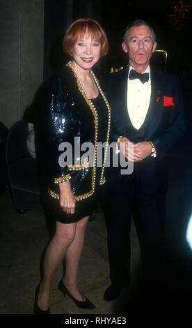 Los Angeles, CA - 10 décembre : L'actrice Shirley MacLaine et l'acteur Roddy MCDowall assister le BAFTA/LA's Fourth Annual Award Brittania hommage à Martin Scorsese le 10 décembre 1993, à l'hôtel Beverly Hilton à Beverly Hills, Californie. Photo de Barry King/Alamy Stock Photo Banque D'Images