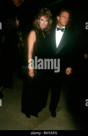 Los Angeles, CA - 10 décembre : L'actrice Raquel Welch et ami Robert Moore assister le BAFTA/LA quatrième édition annuelle du Prix Brittania hommage à Martin Scorsese le 10 décembre 1993, à l'hôtel Beverly Hilton à Beverly Hills, Californie. Photo de Barry King/Alamy Stock Photo Banque D'Images