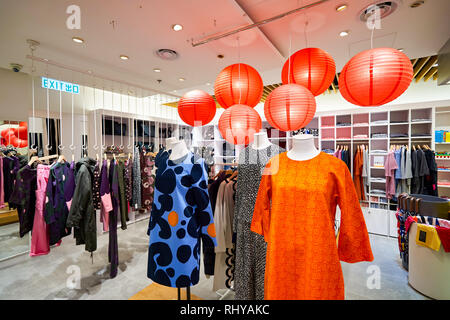 HONG KONG - le 26 janvier 2016 : l'intérieur de magasin Marimekko à éléments Shopping Mall. Marimekko est une entreprise finlandaise basée à Helsinki qui a fait im Banque D'Images