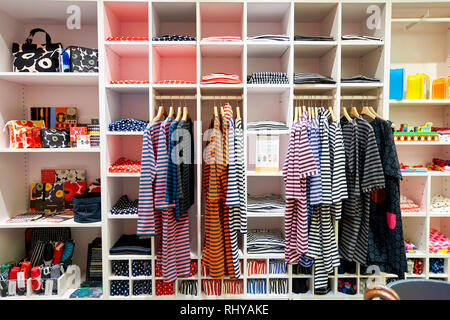 HONG KONG - le 26 janvier 2016 : l'intérieur de magasin Marimekko à éléments Shopping Mall. Marimekko est une entreprise finlandaise basée à Helsinki qui a fait im Banque D'Images