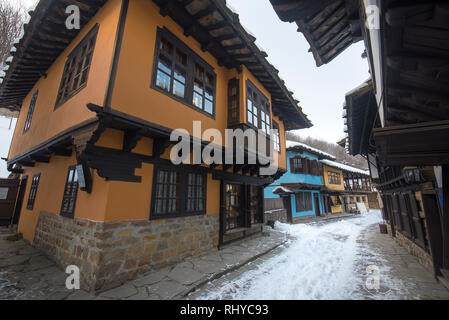 Ancienne maison de l'architecture bulgare traditionnelle en complexe ethnographique Etara (ETAR) près de la ville de Gabrovo. Open Air Museum à neige de l'hiver en Bulgarie Banque D'Images