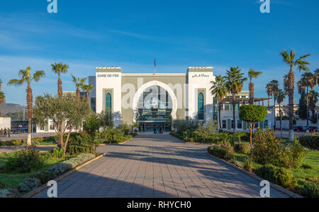 Fes, Maroc - La Gare de Fès ville. La gare la gare ferroviaire. Avec des motifs d'Arabie et un grand verre horloge sur la porte principale . L'ONCF Banque D'Images