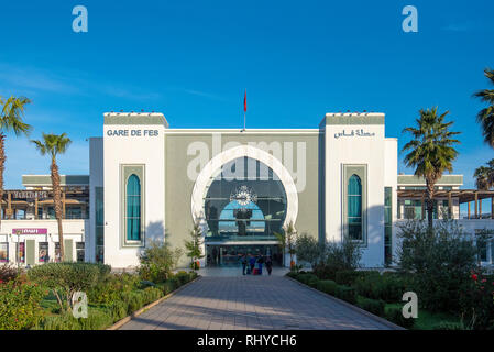 Fes, Maroc - La Gare de Fès ville. La gare la gare ferroviaire. Avec des motifs d'Arabie et un grand verre horloge sur la porte principale . L'ONCF Banque D'Images