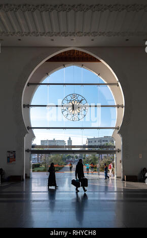 Fes, Maroc - La Gare de Fès ville. La gare la gare ferroviaire. Avec des motifs d'Arabie et un grand verre horloge sur la porte principale . L'ONCF Banque D'Images