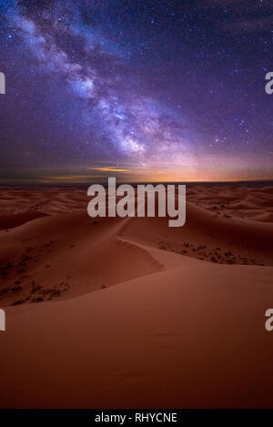 Voie lactée incroyable sur les dunes de l'Erg Chebbi dans le désert du Sahara, près de Merzouga, Maroc. Beau paysage de sable avec de superbes étoiles ciel nuit Banque D'Images