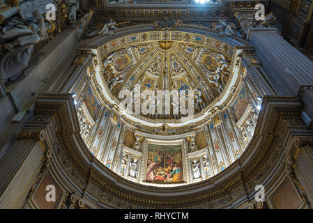 À l'intérieur de l'intérieur de la Basilique de Santa Maria Maggiore. L'église est d'architecture romane en Citta Alta, Bergame, Italie Banque D'Images