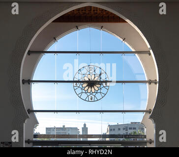 La gare de Fès ville. La gare la gare ferroviaire. Avec des motifs d'Arabie et un grand verre horloge sur la porte . À l'intérieur de l'intérieur. L'ONCF Maroc - Fès Banque D'Images