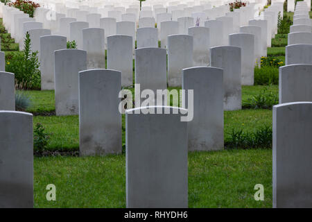 Des sépultures de guerre blanche dans un cimetière Banque D'Images