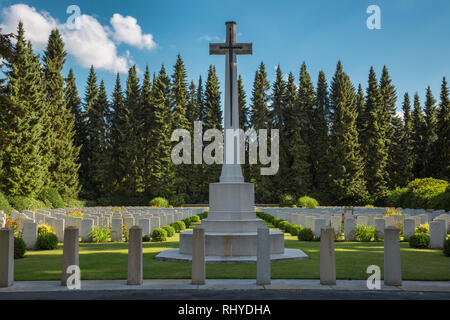 Tombes de guerre sur un cimetière à Hambourg avec une grande croix à l'avant-plan Banque D'Images