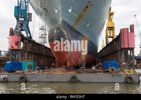 Grand navire au chantier naval pour la réparation Banque D'Images