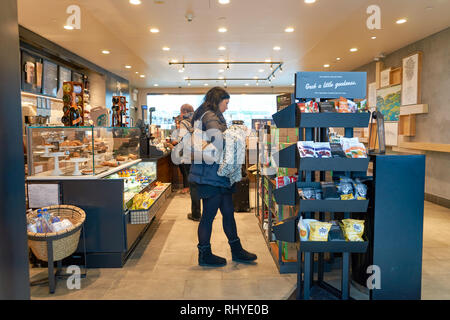 NEW YORK - CIRCA AVRIL 2016 : l'intérieur du Starbucks café. Starbucks Corporation est une société mondiale de café américain et basée sur la chaîne de cafés Seatt Banque D'Images