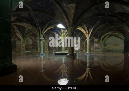 Intérieur de l'ancienne citerne manuélin la réflexion. Faisceau de la lumière du soleil dans l'obscurité, en portugais des citernes. À l'intérieur de la forteresse . El Jadida, Maroc Banque D'Images