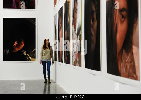 Un visiteur promenades autour de l'Insomnie Prix Installation durant un essai de Tracey Emin a une quinzaine de larmes, à la white Cube à Bermondsey, Londres. Banque D'Images