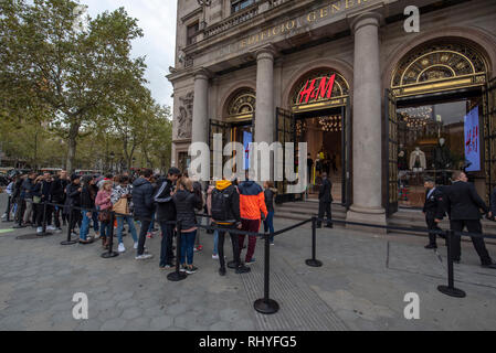 Barcelone, Espagne - les acheteurs de personnes font la queue en attendant une ligne H&M magasin de vêtements d'ouvrir avec sa nouvelle collection de vêtements Banque D'Images