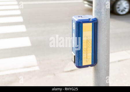 Bouton de commande des feux de circulation avec système de concordance pour les aveugles. Passage à niveau du chemin piétonnier pour les personnes à mobilité réduite vision . Soins, soutien et Banque D'Images