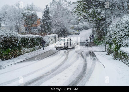 La difficulté des véhicules de rester sur la route pendant les fortes chutes de neige à Newquay en Cornouailles. Banque D'Images