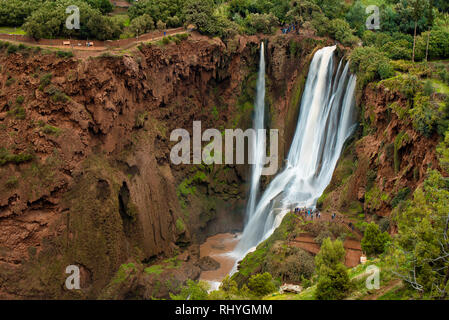 D'Ouzoud ( Cascades d'Ouzoud ) situé dans le village de Grand Atlas, Tanaghmeilt dans la province Azilal au Maroc, Afrique. Banque D'Images