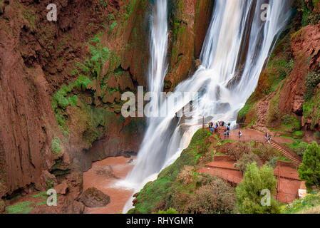 D'Ouzoud ( Cascades d'Ouzoud ) situé dans le village de Grand Atlas, Tanaghmeilt dans la province Azilal au Maroc, Afrique. Banque D'Images