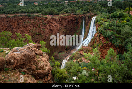 D'Ouzoud ( Cascades d'Ouzoud ) situé dans le village de Grand Atlas, Tanaghmeilt dans la province Azilal au Maroc, Afrique. Banque D'Images