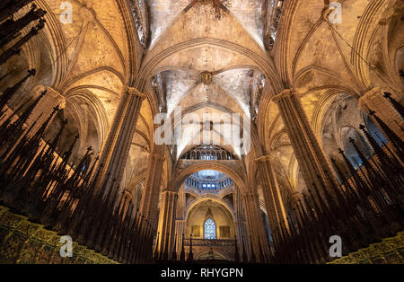 À l'intérieur de l'intérieur et les éléments architecturaux de la cathédrale de Barcelone - Catedral de la Santa Cruz y Santa Eulalia ( la Sainte Croix et Sainte Eulalia ) Banque D'Images