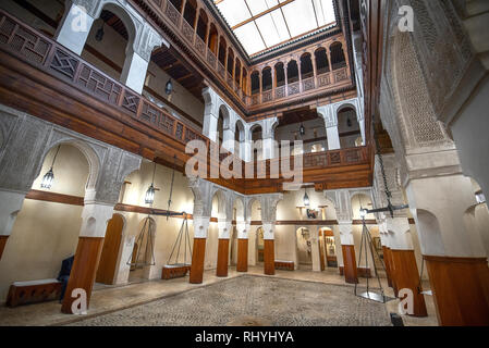 À l'intérieur intérieur de l'historique Musée Nejjarine des arts et métiers en bois est dans un funduq magnifiquement restaurés à Fes, Maroc Banque D'Images