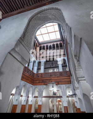 À l'intérieur intérieur de l'historique Musée Nejjarine des arts et métiers en bois est dans un funduq magnifiquement restaurés à Fes, Maroc Banque D'Images