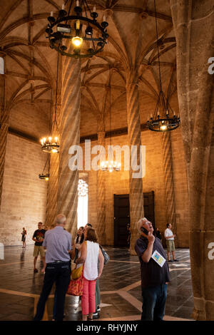 Les touristes dans la salle des colonnes, salle de l'échange, dans l'échange de la soie Valencia Espagne Banque D'Images