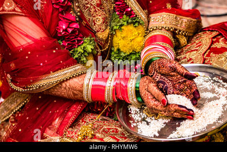 Belle photo d'une Indienne mariée rituel de la scène en offrant à Dieu, dans une cérémonie de mariage hindou de l'Inde Banque D'Images