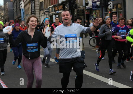 L'équipe derrière la scène est une société appelée Race humaine (www.humanrace.co.uk) offrir des événements de masse depuis près de 30 ans, ayant commencé avec le Royal Windsor d'ailleurs extrêmement difficile de triathlon et de duathlon, appelé le BallBuster autour de Fort Hill en 1991. Banque D'Images