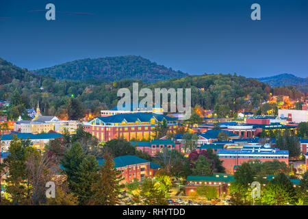 Boone, North Carolina, USA campus et toits de la ville au crépuscule. Banque D'Images