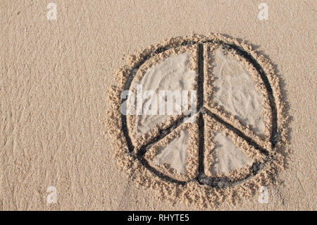 La paix symbole dessiné sur une plage et rempli de sable noir et blanc Banque D'Images