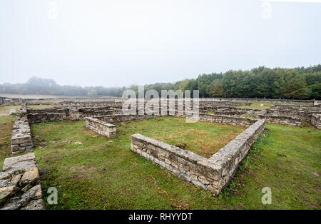 Aquis Querquennis ruines de la colonie romaine Aquis Querquennis. Demeure et les ruines de camp militaire romain le long de la Via Nova Romana - voie romaine con Banque D'Images