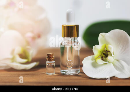 L'huile essentielle de fleurs naturelles avec bouteilles orchid blossom Banque D'Images