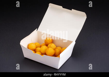Fried Chicken balls dans un whitebox sur fond noir. studio photo de fried chicken balls Banque D'Images