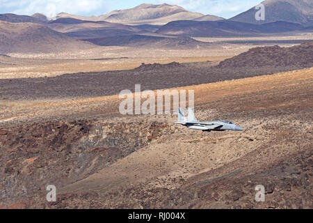 Jet de combat volant à Star Wars formation Canyon dans le désert californien Banque D'Images